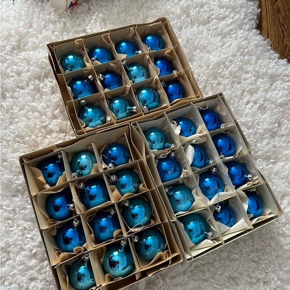 Vintage Christmas Glass Ornaments 3 Boxes of 12 vintage Santa’s Land Blue Orna… - Picture 5 of 16